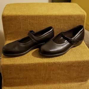 SAS Tripad comfort brown Mary Janes. Size 7M.